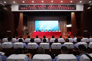 记者晒国足赛前发布会现场记者人群：决定中国足球未来的一战